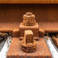 Rost Mutter an Eisenbahnschiene